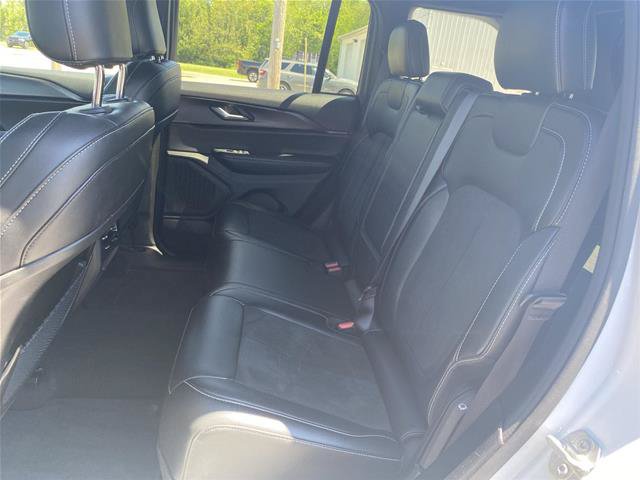 Used 2025 Jeep Grand Cherokee Altitude AWD/4WD image 31