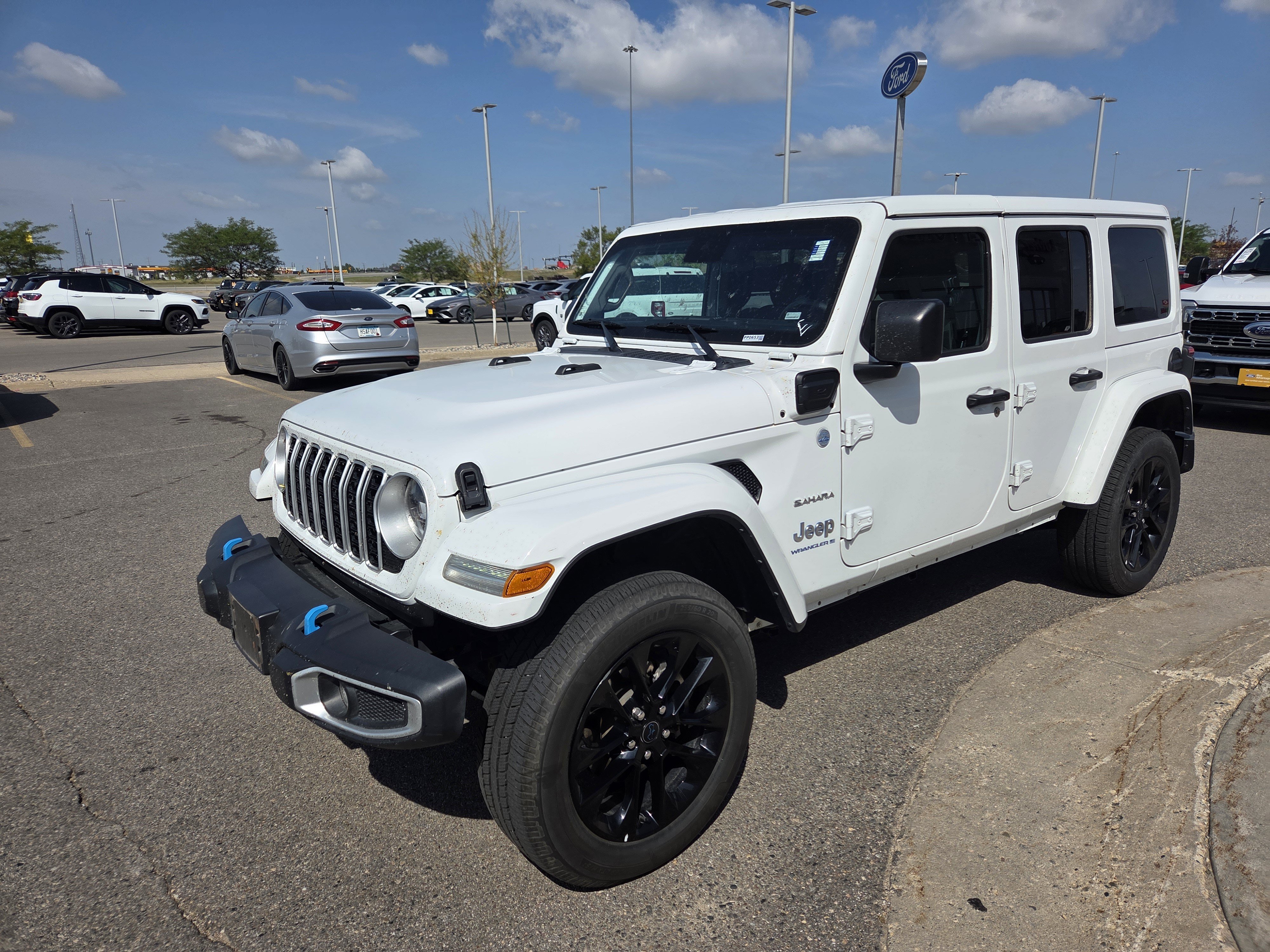 Used 2024 Jeep Wrangler Unlimited Sahara AWD/4WD image 3