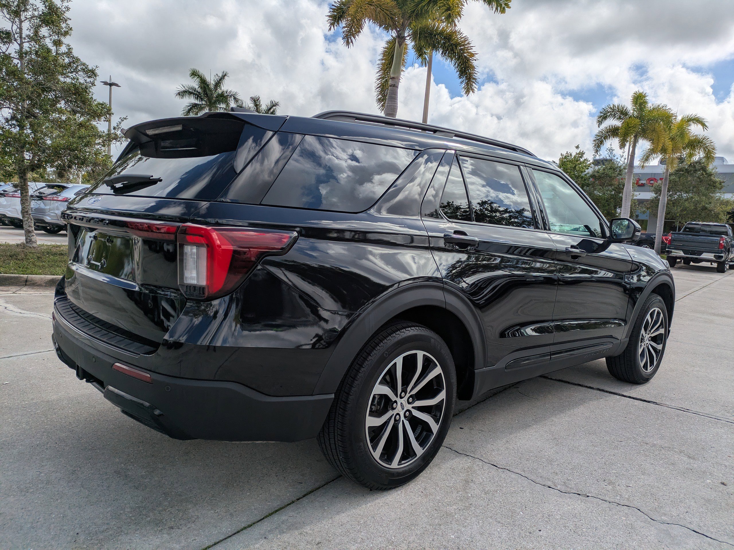 Certified 2025 Ford Explorer ST-Line AWD/4WD image 4