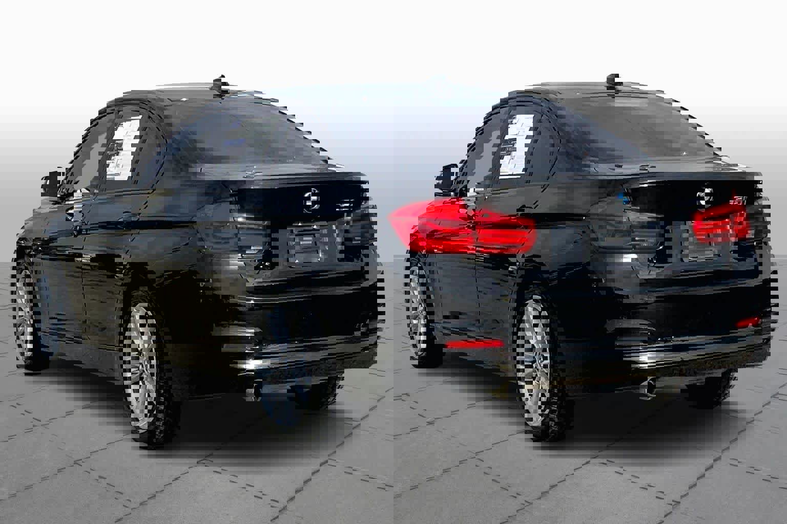 Used 2018 BMW 320i Sedan image 2