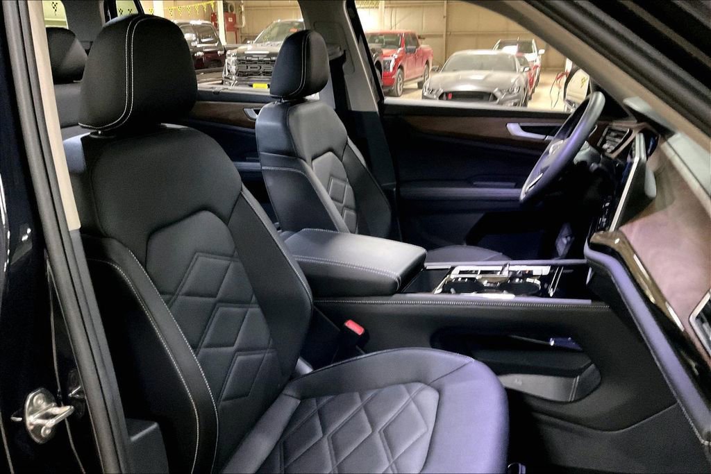 Used 2025 Volkswagen Atlas SE image 9