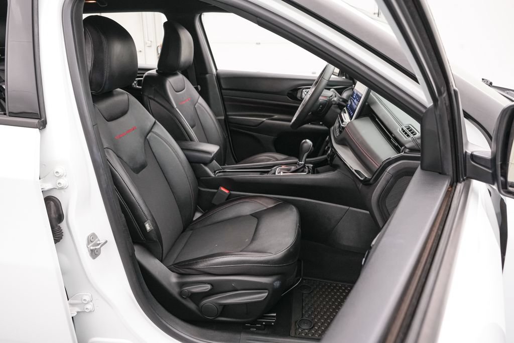 Used 2025 Jeep Compass Trailhawk AWD/4WD image 24