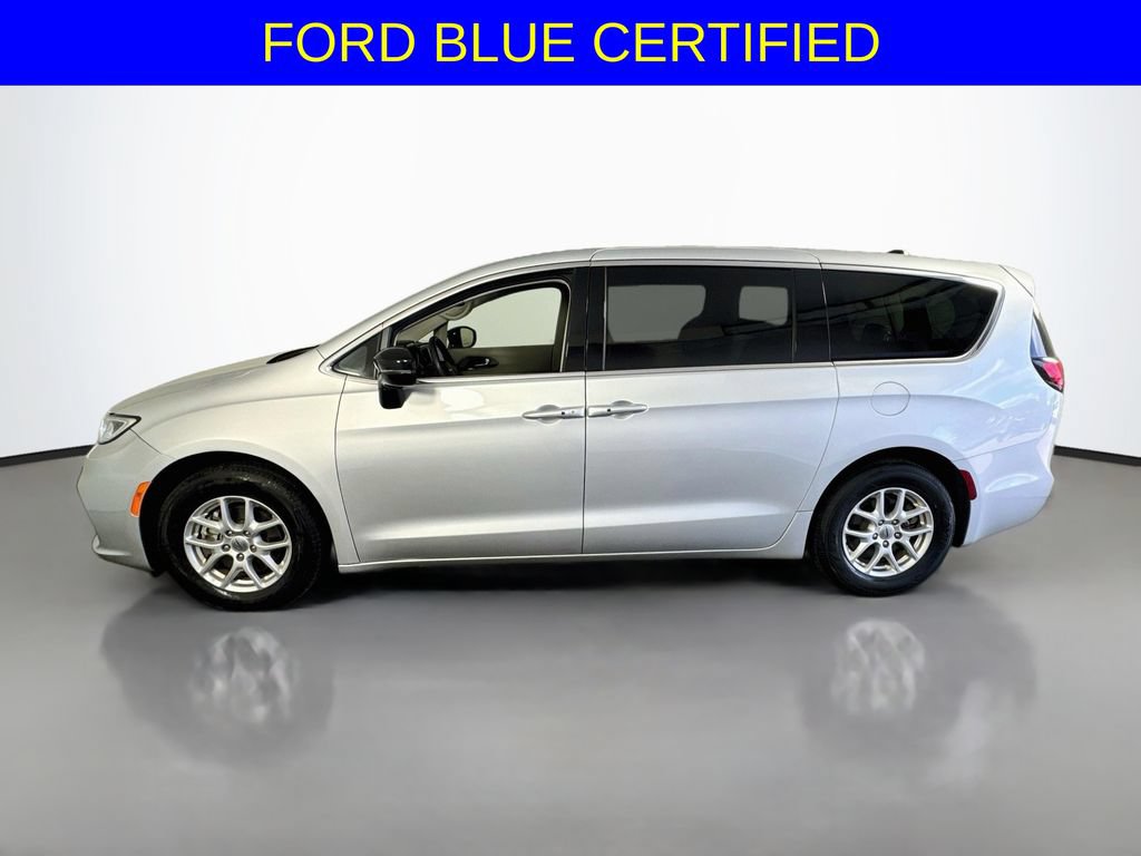 Used 2024 Chrysler Pacifica Touring-L FWD image 11
