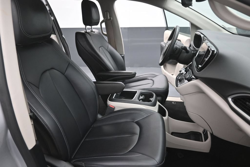 Used 2024 Chrysler Pacifica Touring-L FWD image 12