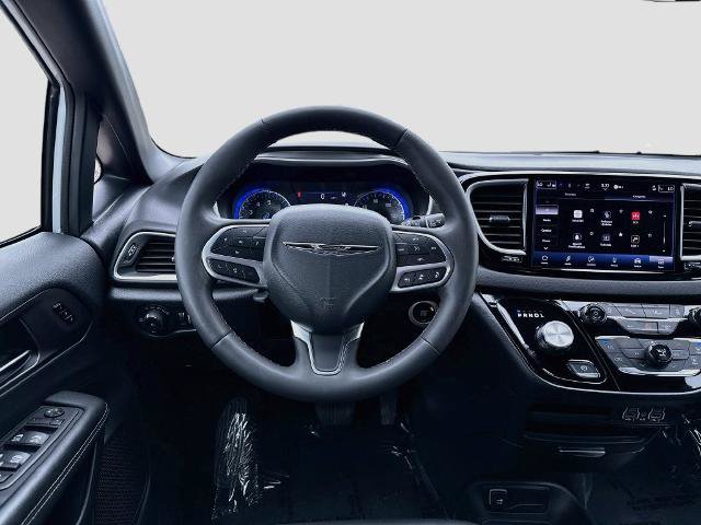 Used 2025 Chrysler Pacifica Select FWD image 18