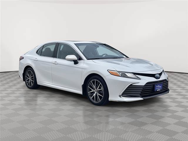 Used 2022 Toyota Camry XLE w/ Navigation Upgrade Package FWD image 5
