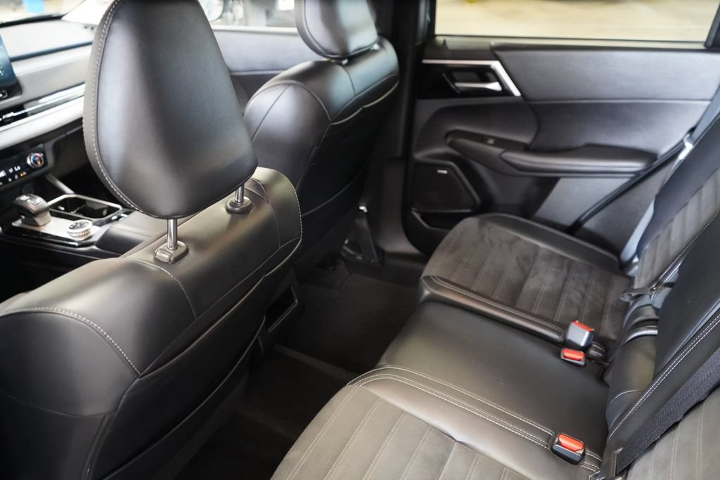 Used 2025 Mitsubishi Outlander SE FWD image 29