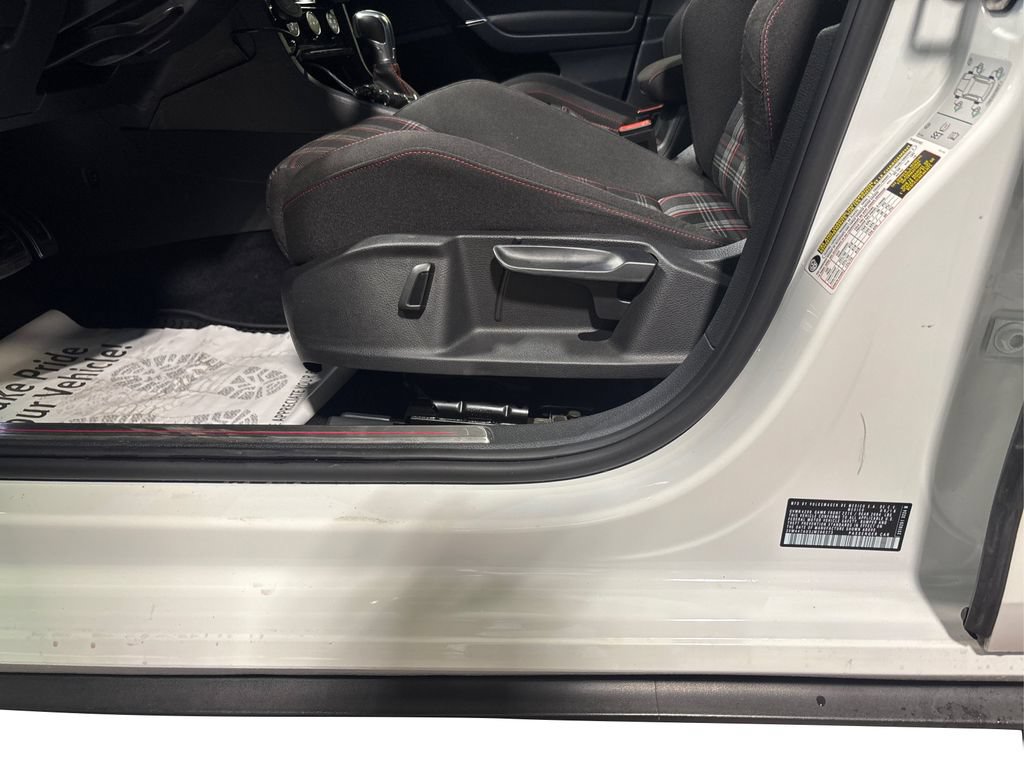 Used 2018 Volkswagen GTI SE FWD image 29