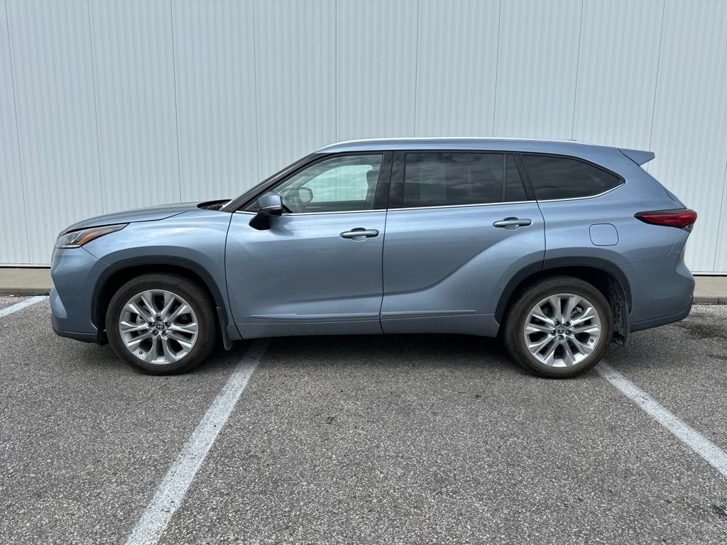 Used 2022 Toyota Highlander Limited AWD/4WD image 3