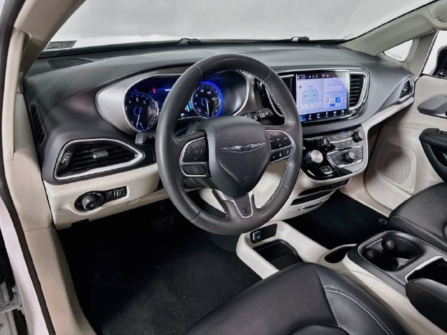 Used 2024 Chrysler Pacifica Touring-L FWD image 22