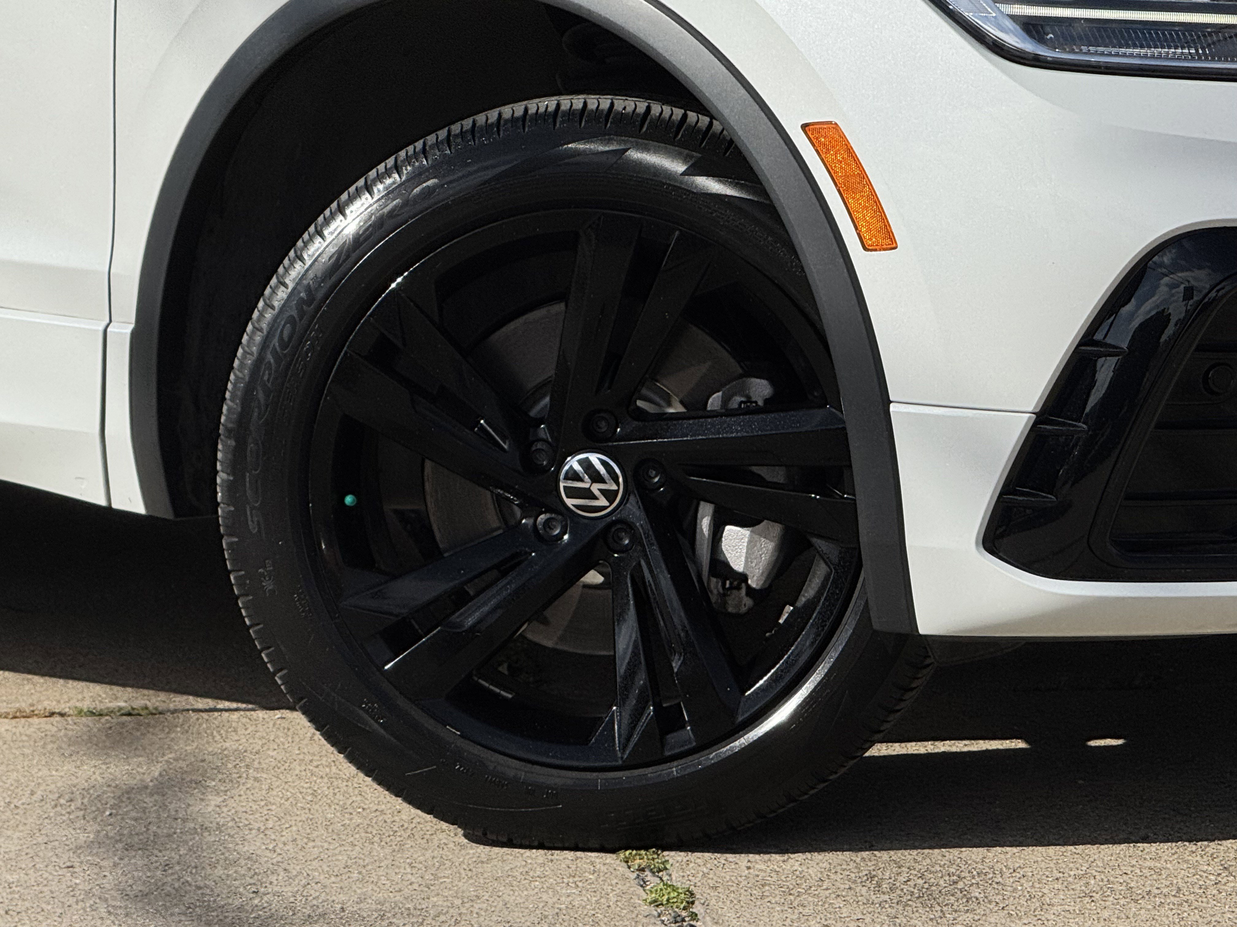 Used 2023 Volkswagen Tiguan SE R-Line image 8