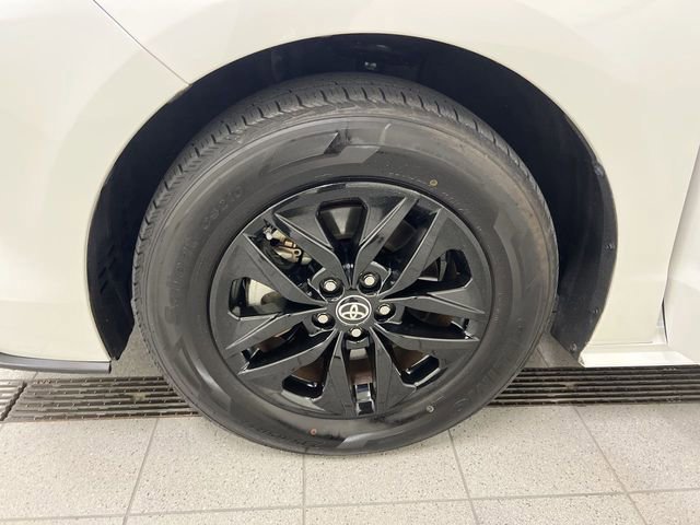 Used 2024 Toyota Sienna XLE image 11