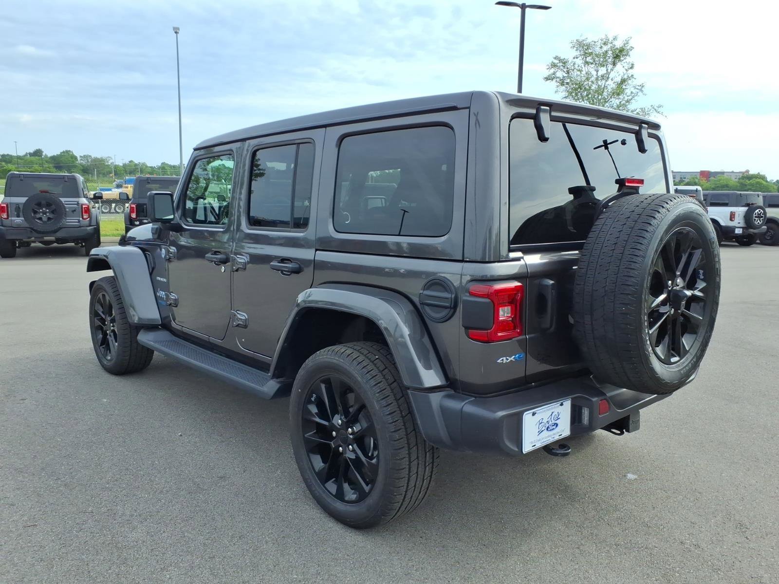 Used 2021 Jeep Wrangler Unlimited Sahara w/ Cold Weather Group AWD/4WD image 5