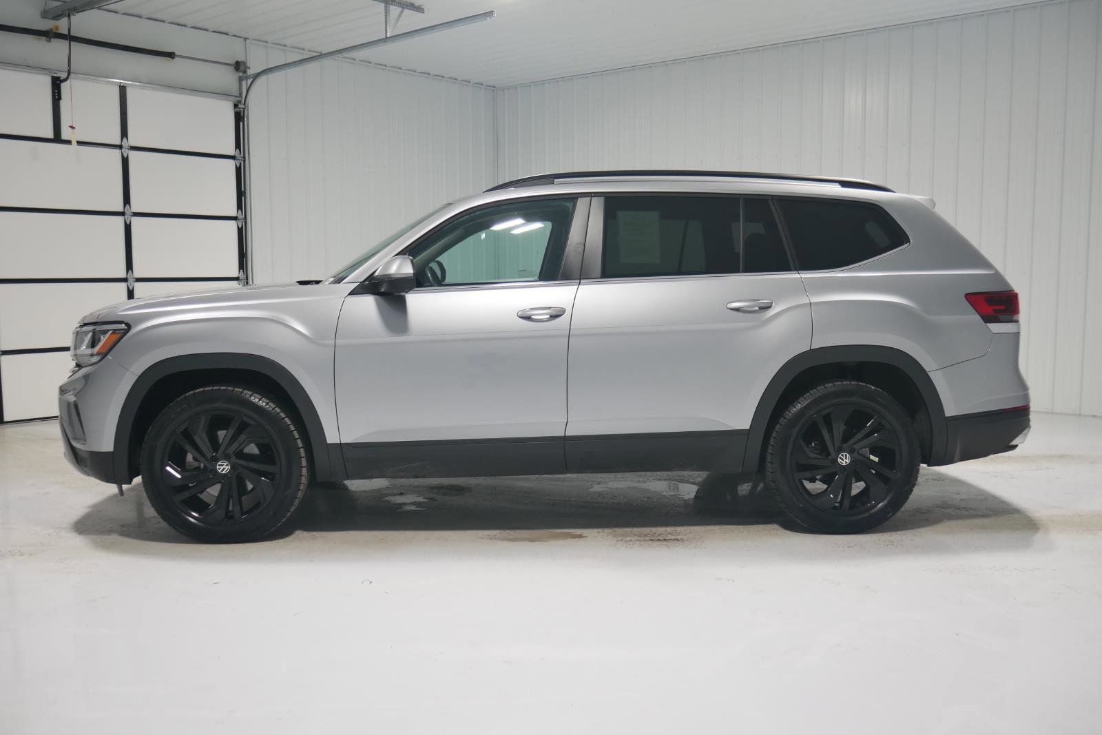 Used 2023 Volkswagen Atlas SE image 2