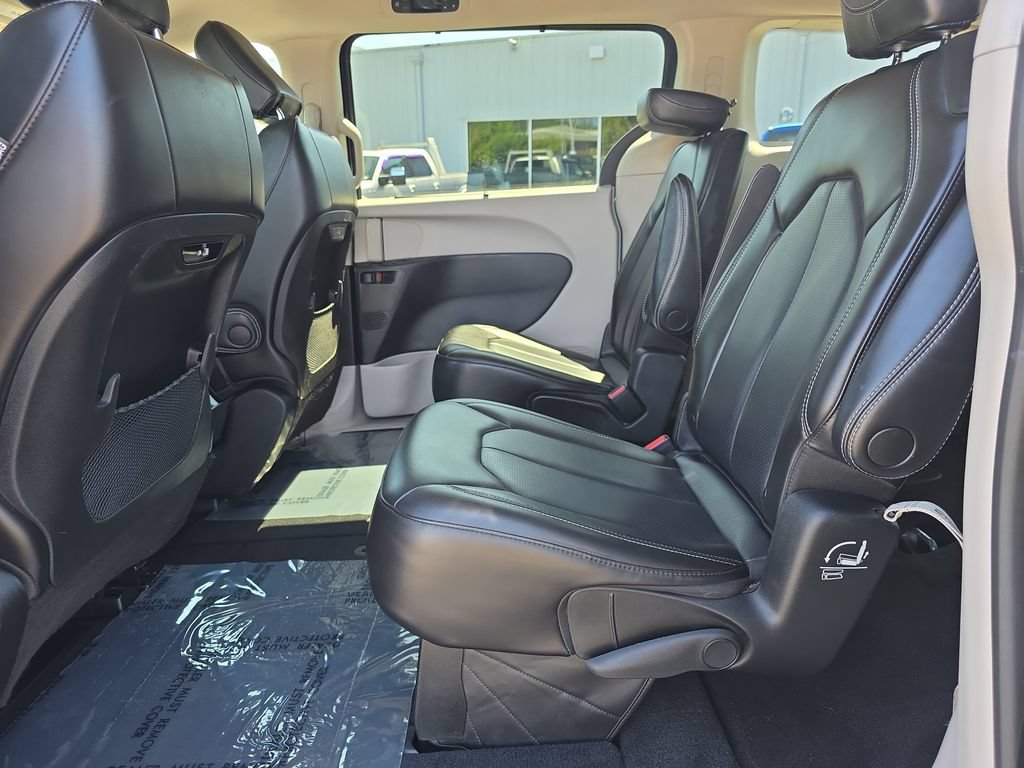 Used 2023 Chrysler Pacifica Touring-L FWD image 9