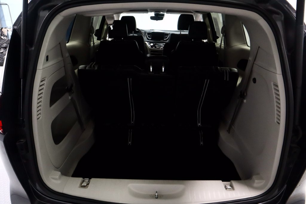 Used 2023 Chrysler Pacifica Touring-L FWD image 14