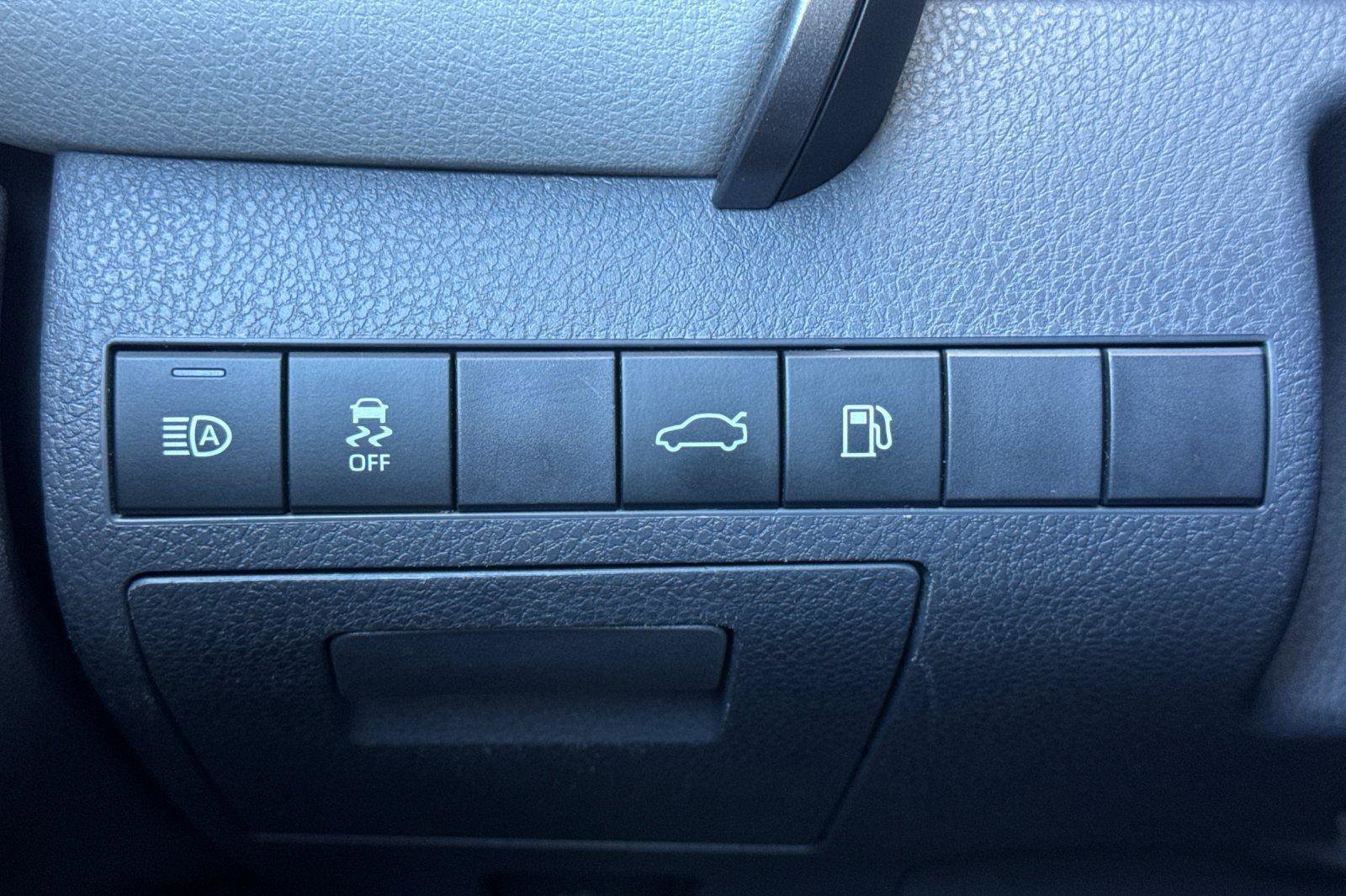 Used 2018 Toyota Camry SE w/ Audio Package FWD image 30