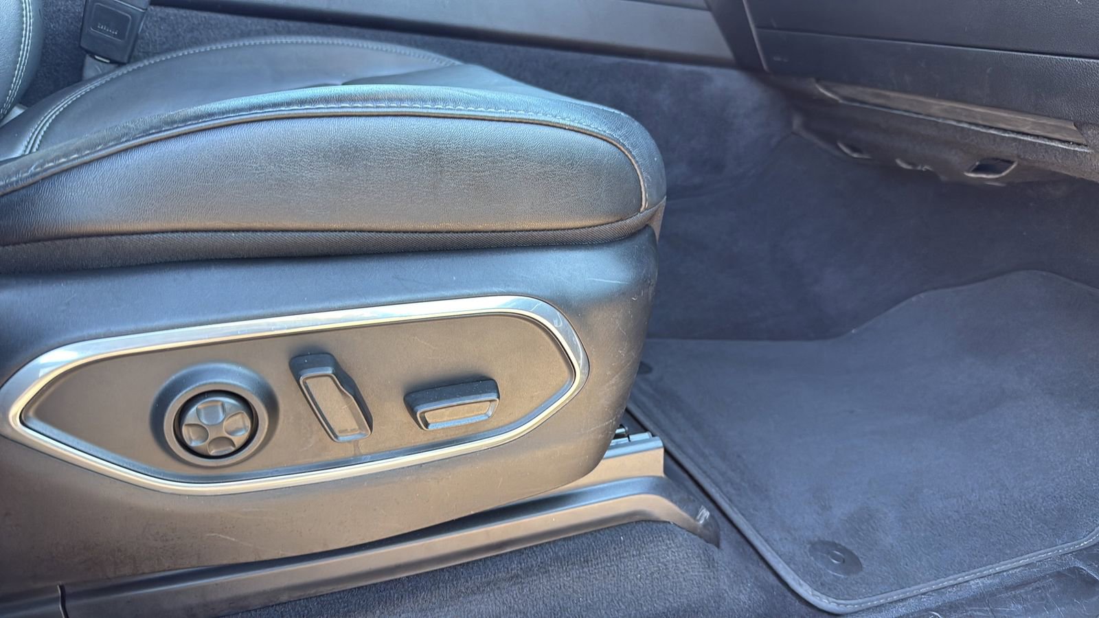 Used 2024 Jeep Wagoneer Series II w/ Flexible Seating Group RWD image 24