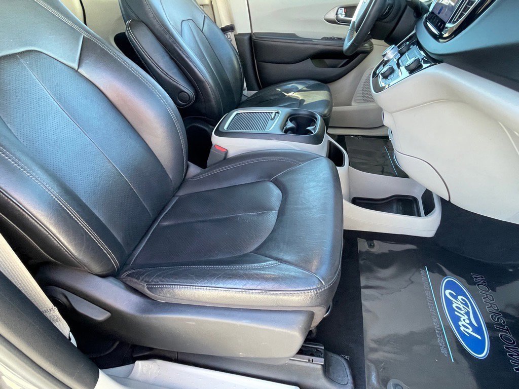 Used 2022 Chrysler Pacifica Touring-L image 11