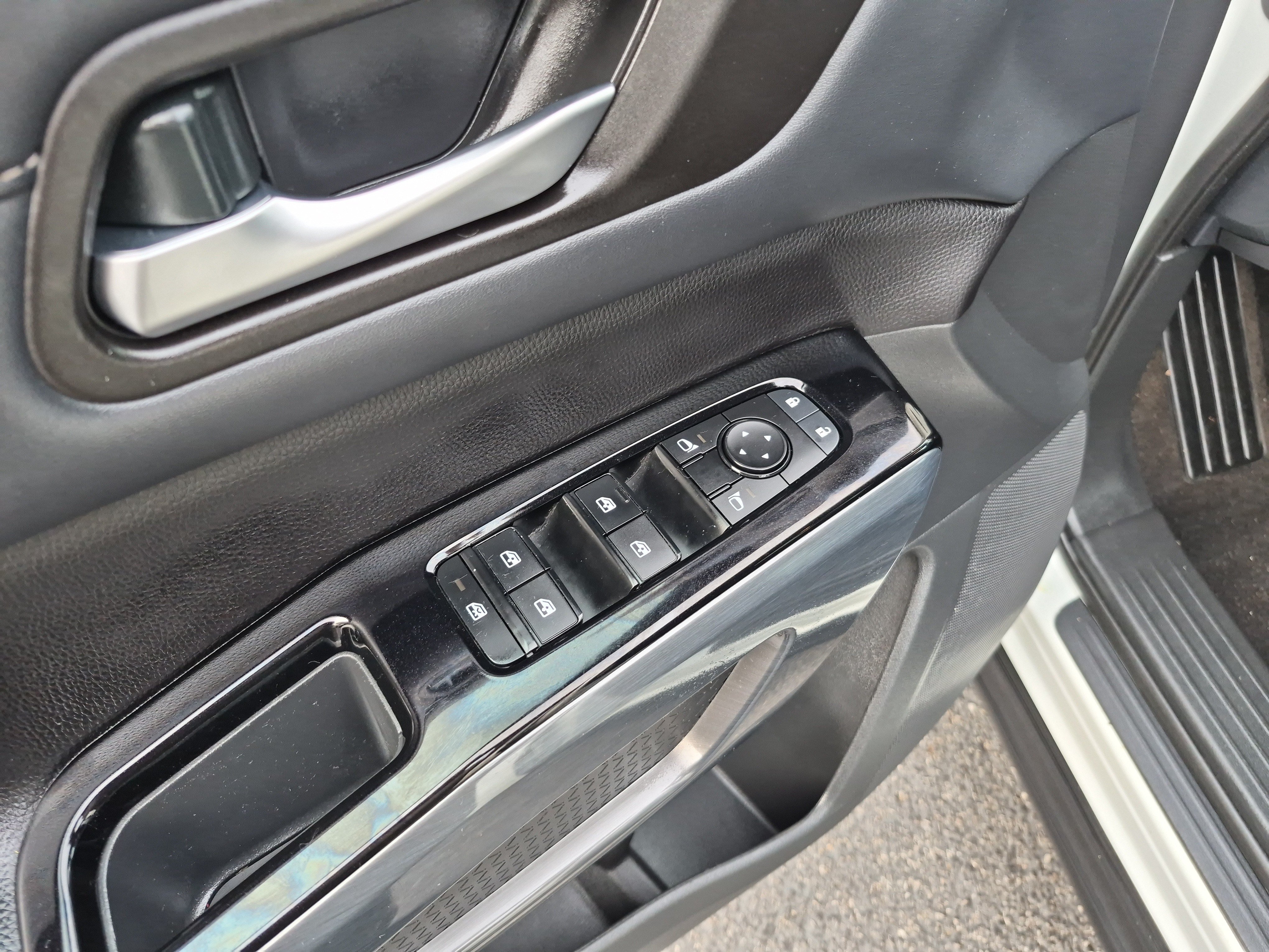 Used 2024 Nissan Pathfinder SL AWD/4WD image 10