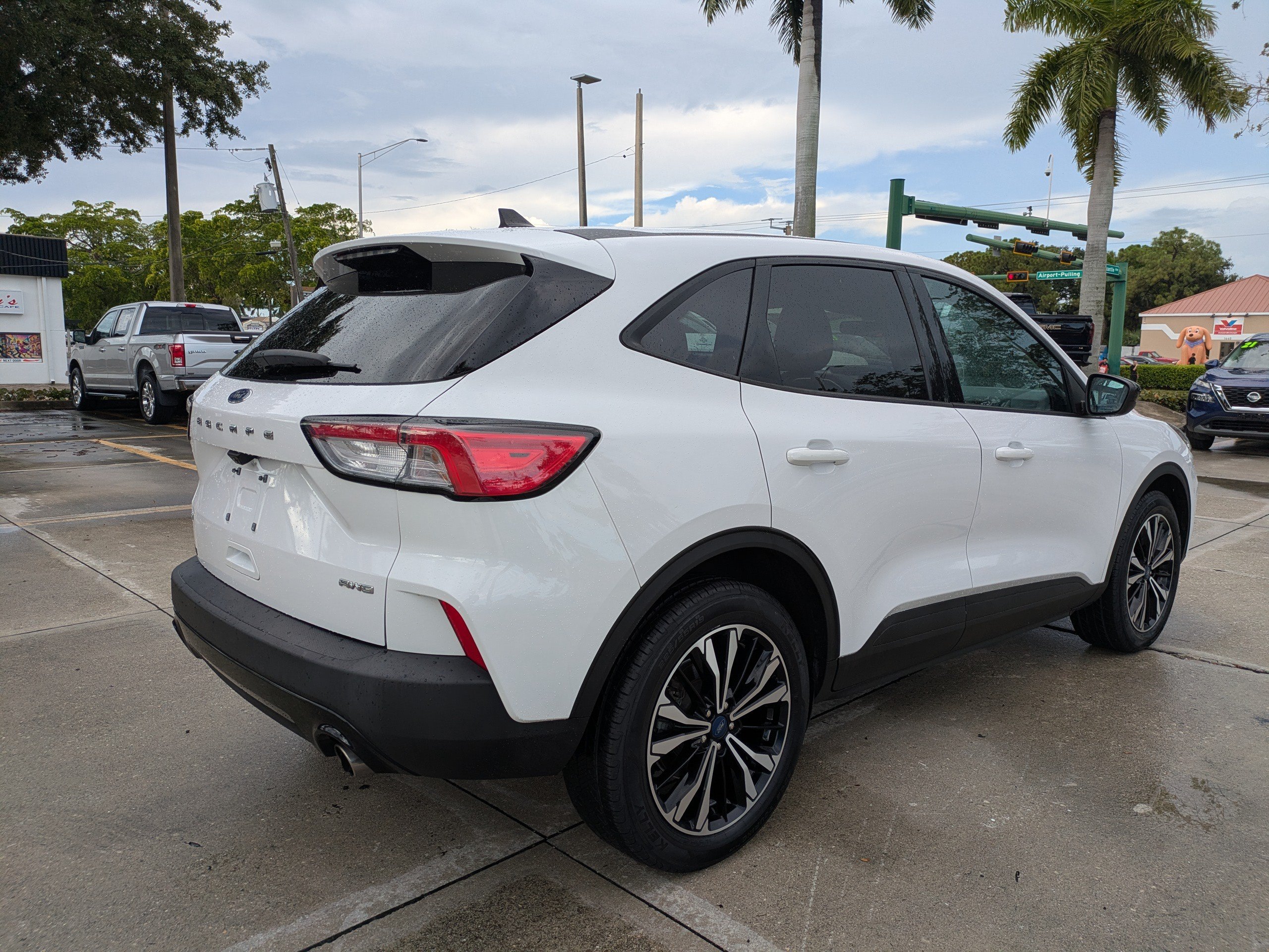 Certified 2022 Ford Escape SE w/ SE Sport Appearance Package AWD/4WD image 4