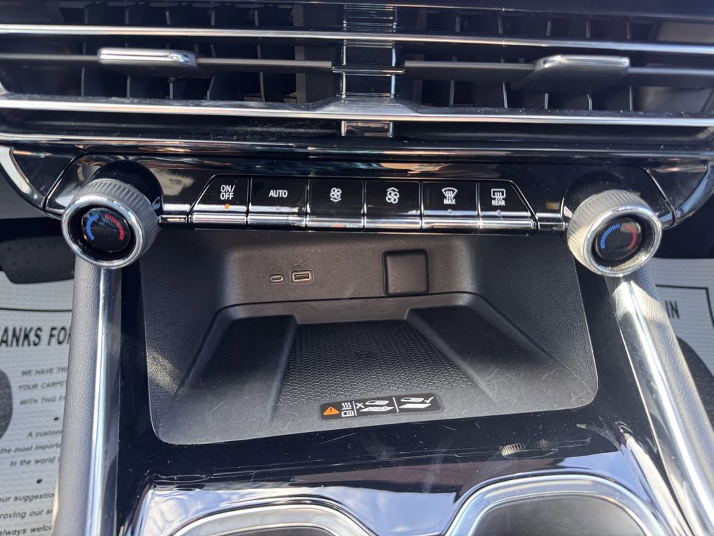 Used 2025 Chevrolet Traverse LT image 22