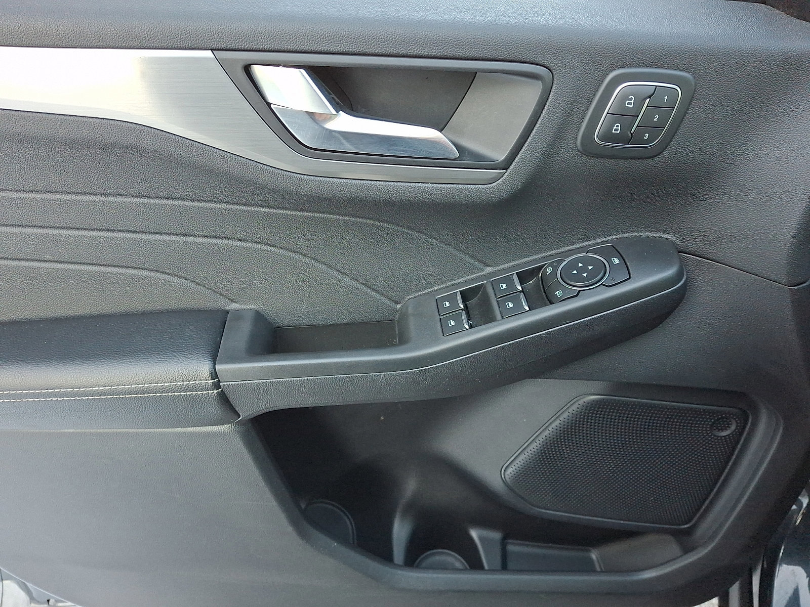 Certified 2022 Ford Escape Titanium w/ Class II Trailer Tow Package image 15