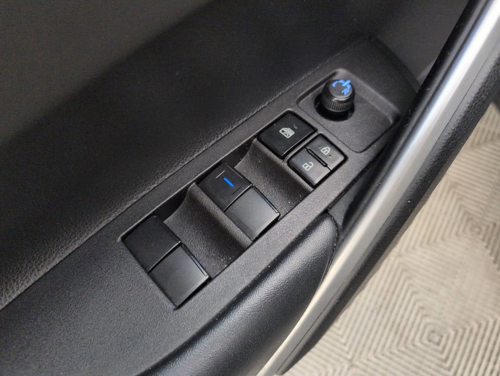 Used 2022 Toyota Corolla Cross XLE image 35