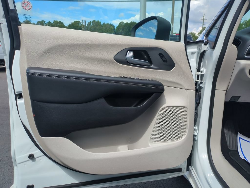 Used 2023 Chrysler Pacifica Touring-L FWD image 12