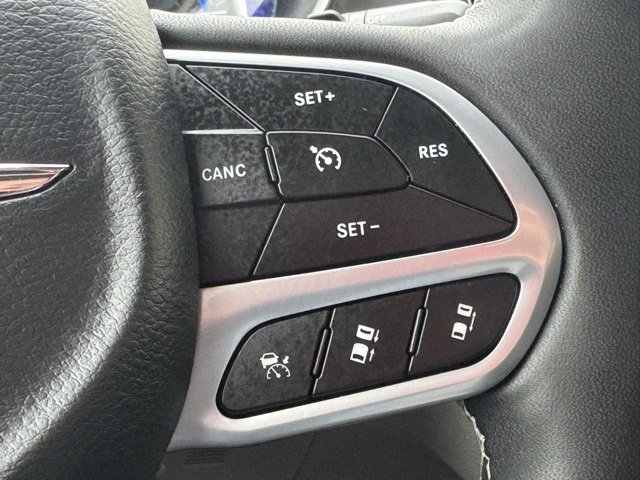 Used 2023 Chrysler Pacifica Touring-L image 40