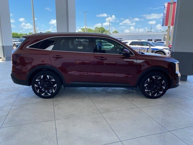 Used 2025 Kia Sorento EX image 2