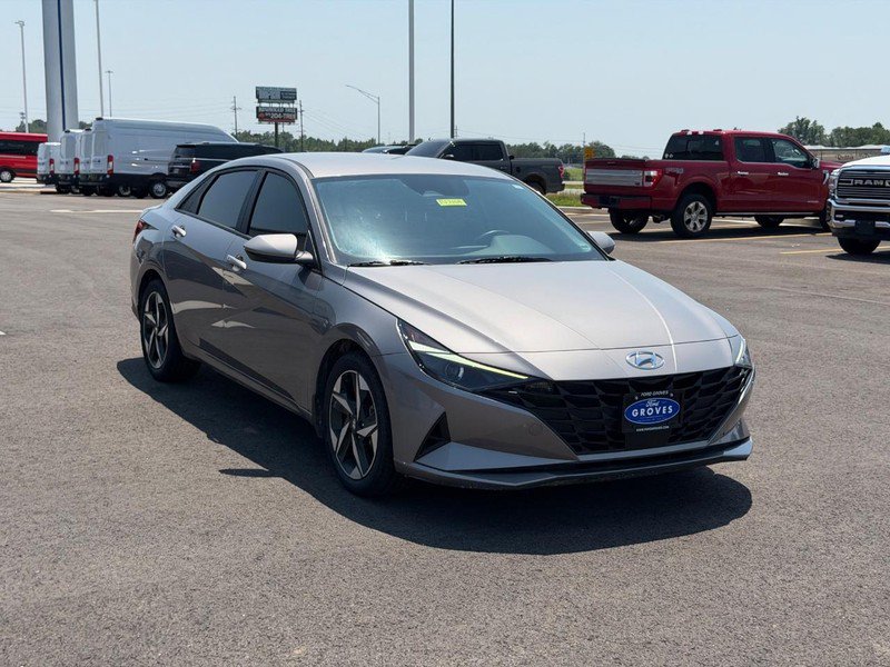 Used 2023 Hyundai Elantra SEL w/ Convenience Package FWD image 3