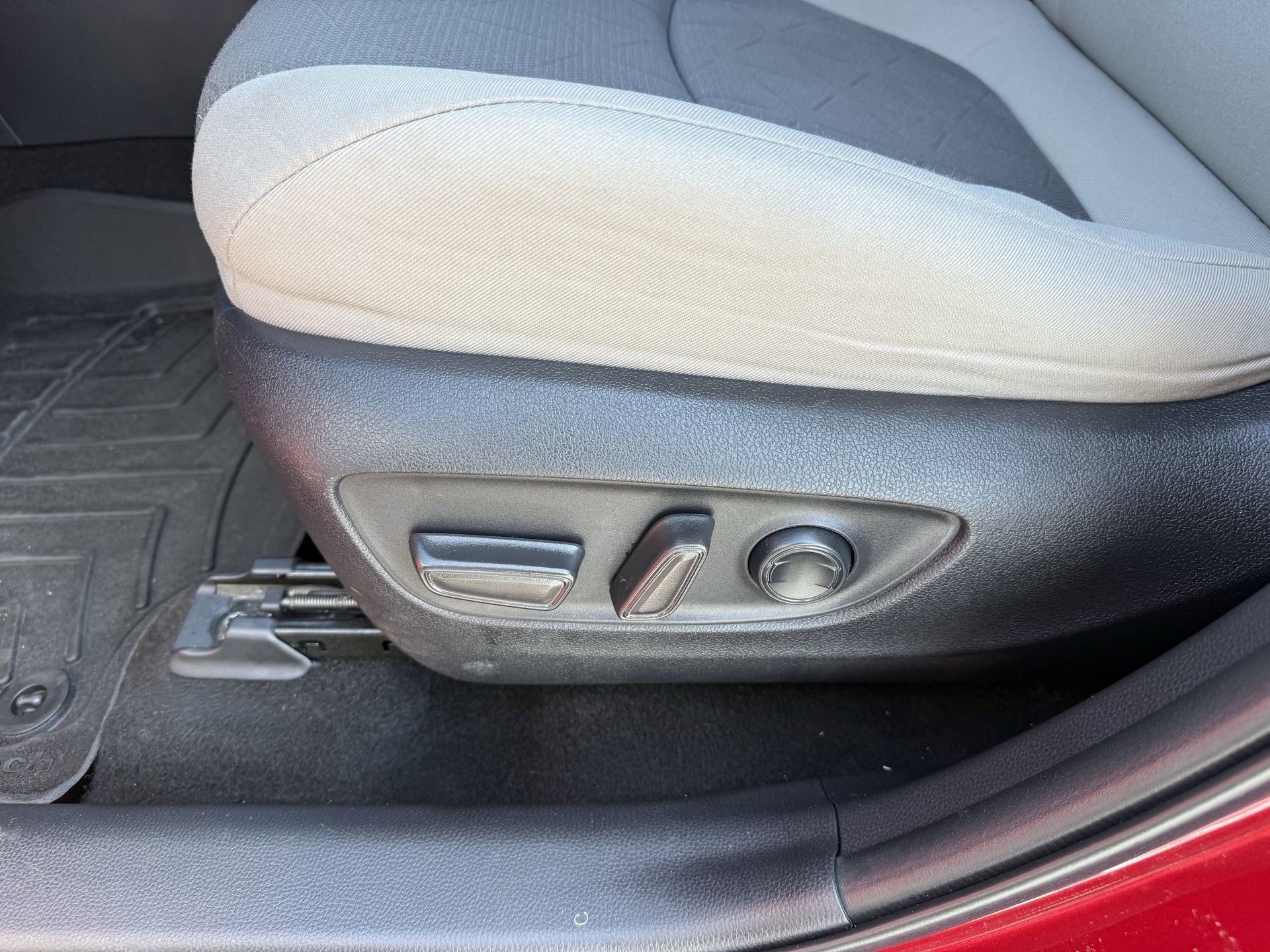 Used 2022 Toyota RAV4 XLE image 29