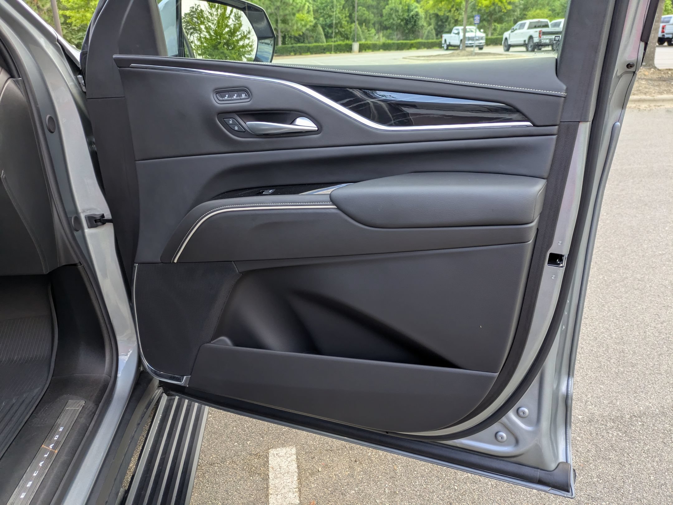 Used 2024 Cadillac Escalade Sport w/ LPO, ONYX Package AWD/4WD image 40