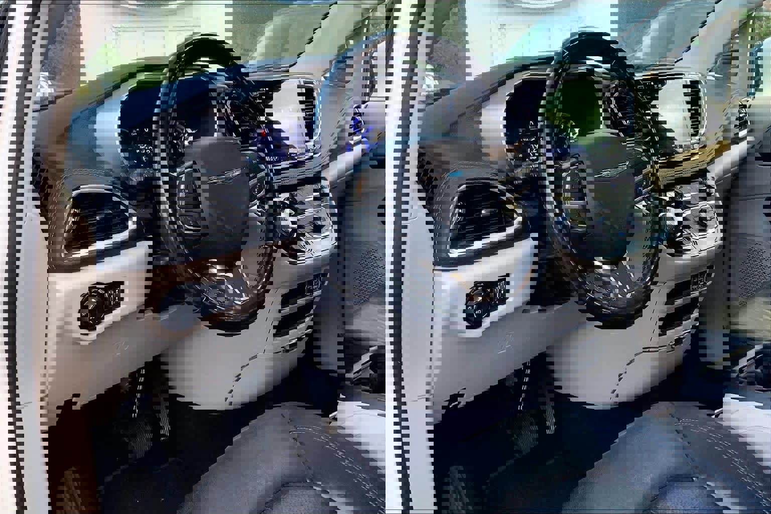 Used 2021 Chrysler Pacifica Touring-L image 8