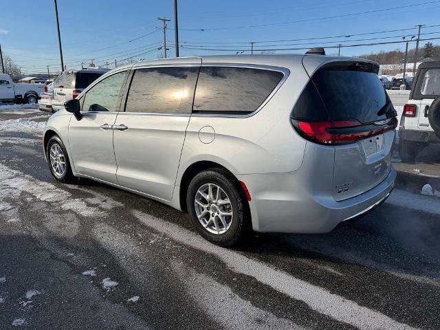 Used 2024 Chrysler Pacifica Touring-L FWD image 7