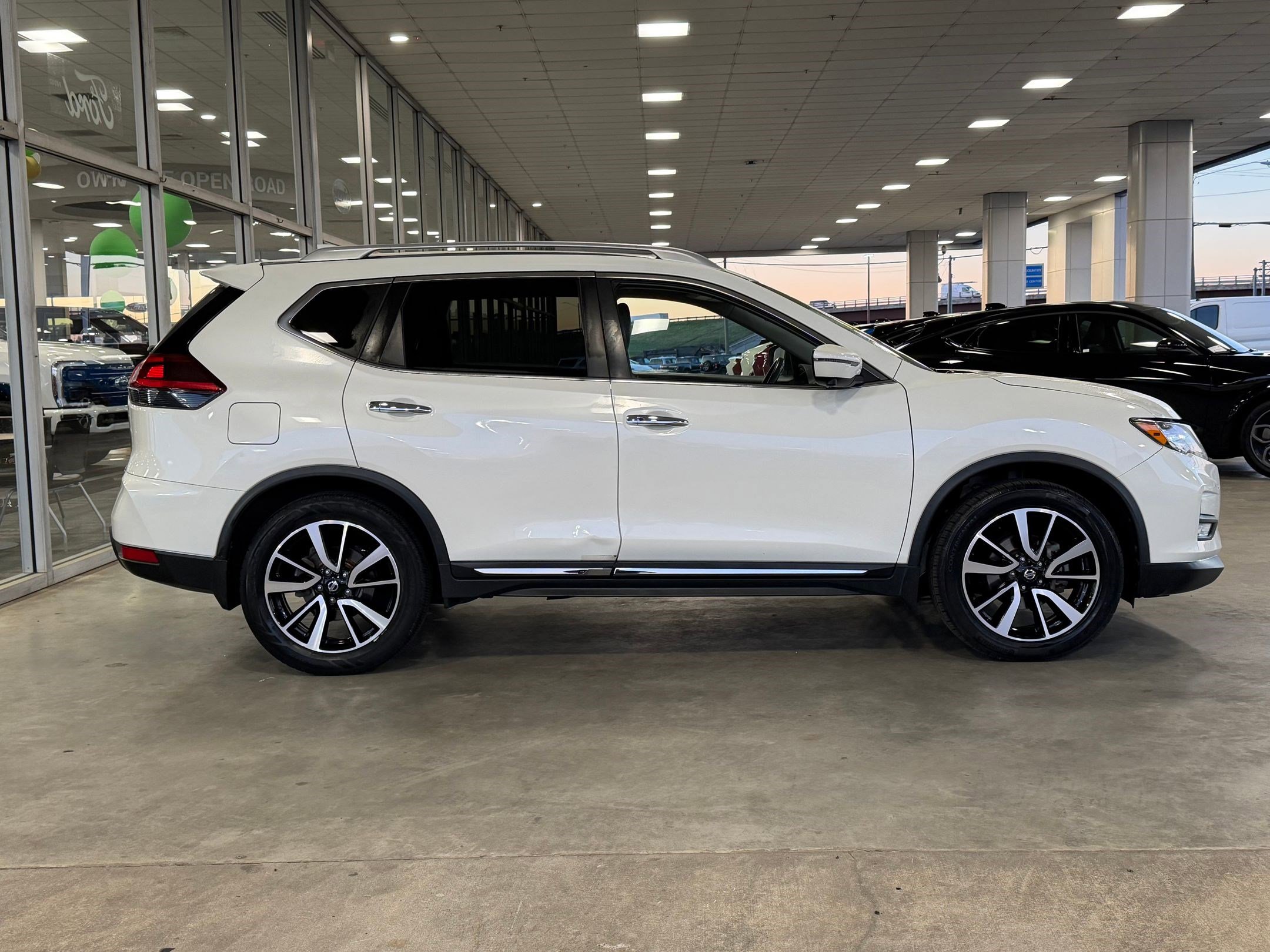 Used 2018 Nissan Rogue SL w/ Premium Package image 8