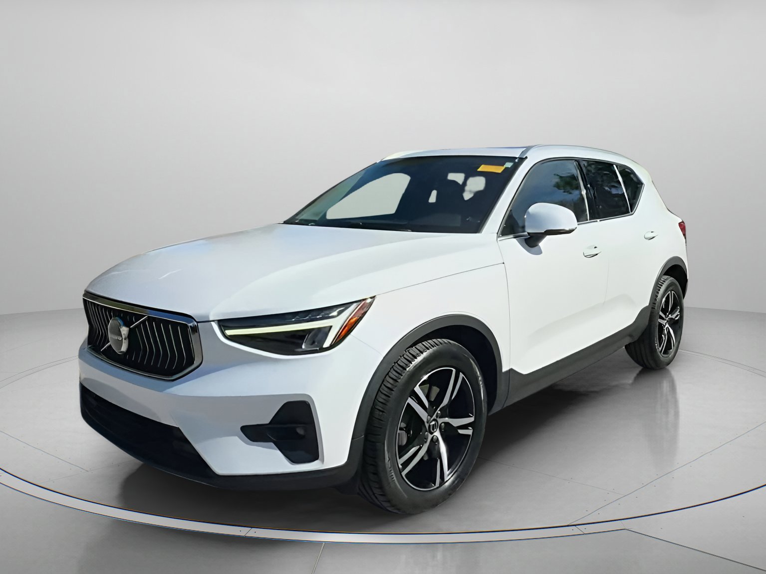 Used 2023 Volvo XC40 B5 Plus image 4