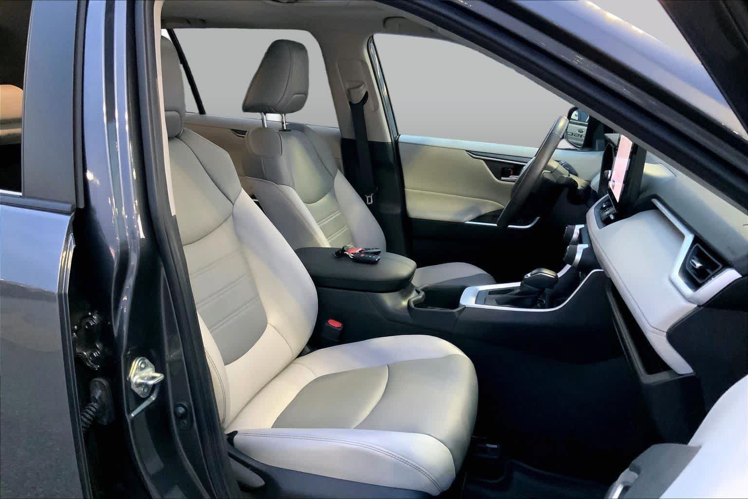 Used 2023 Toyota RAV4 XLE Premium FWD image 9