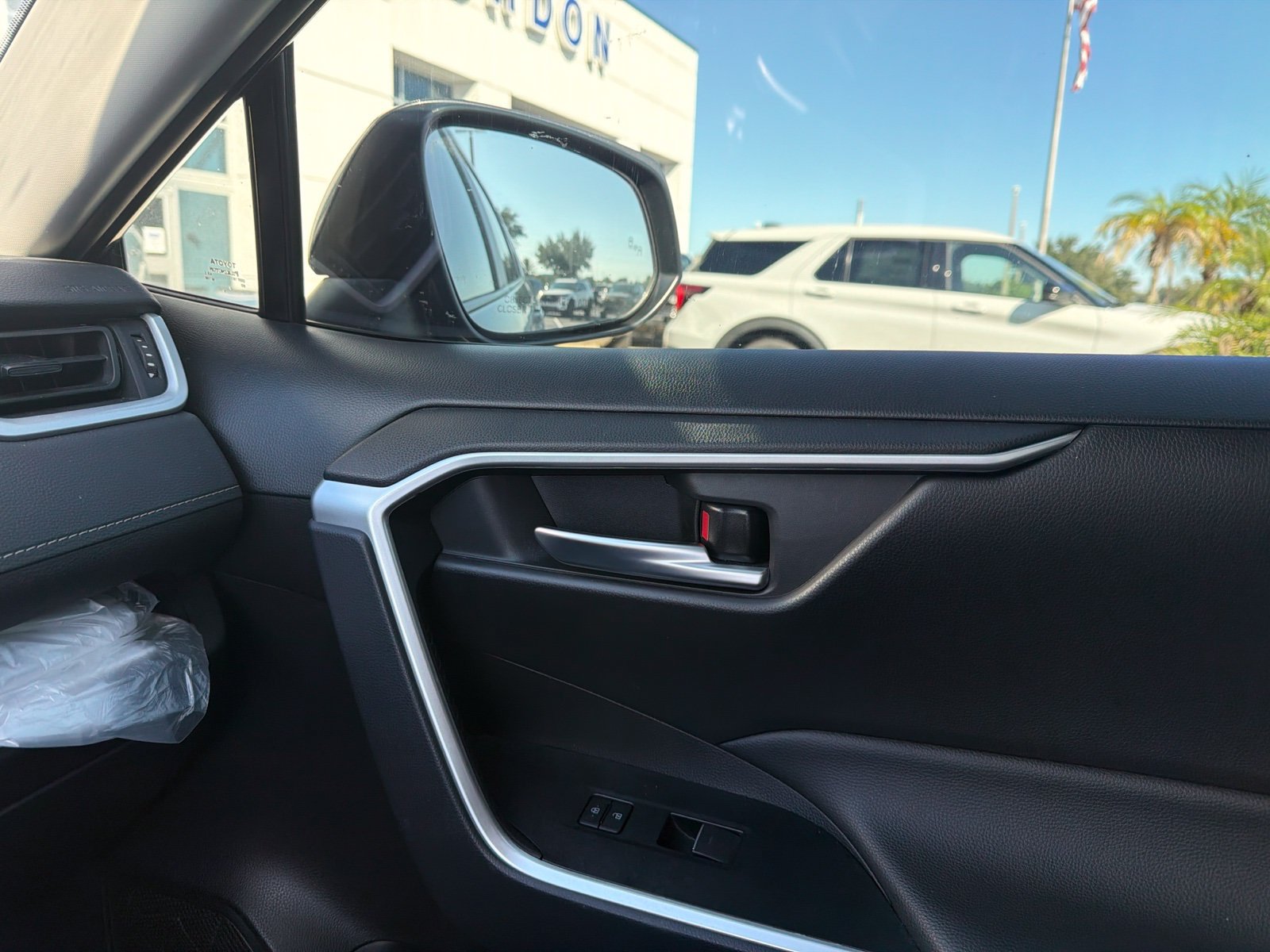 Used 2025 Toyota RAV4 XLE w/ Convenience Package FWD image 11