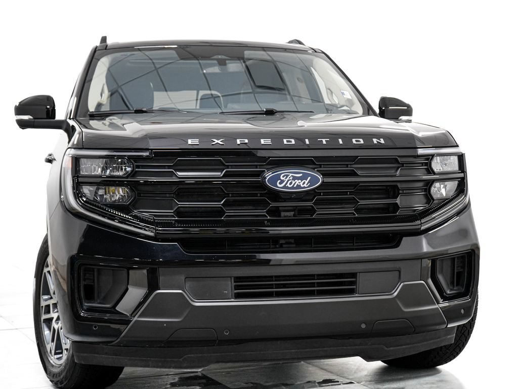Certified 2025 Ford Expedition Active AWD/4WD image 3