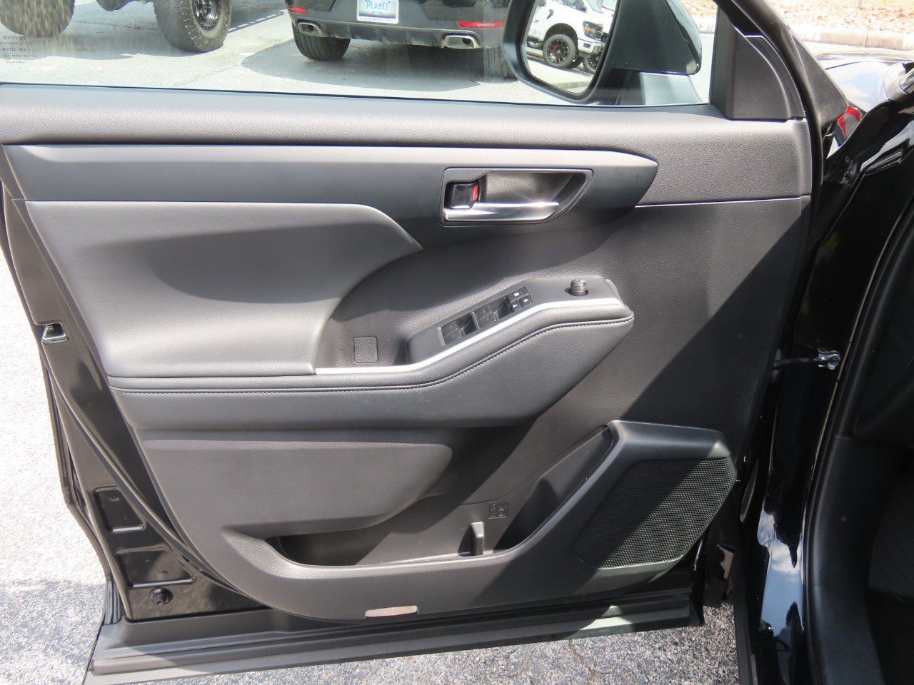 Used 2023 Toyota Highlander XLE FWD image 24