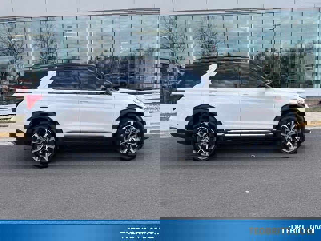 Certified 2025 Ford Explorer Platinum w/ Ultimate Package image 6