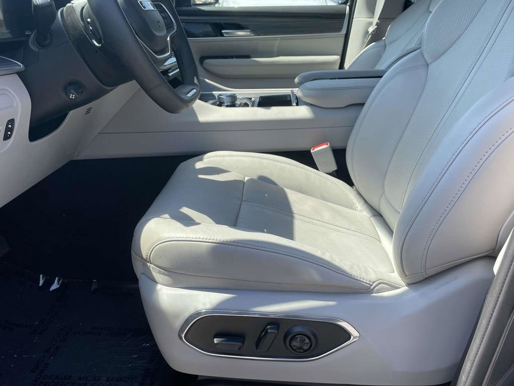 Used 2024 Jeep Wagoneer Series II w/ HD Trailer Tow Package image 13