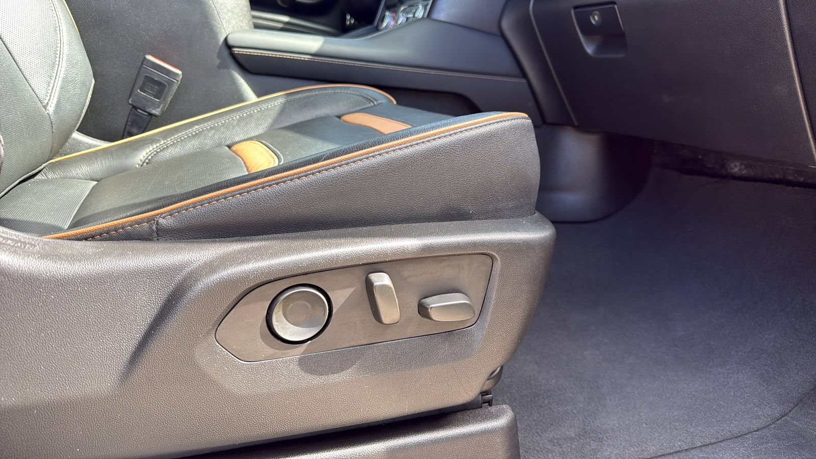 Used 2022 GMC Yukon AT4 AWD/4WD image 22