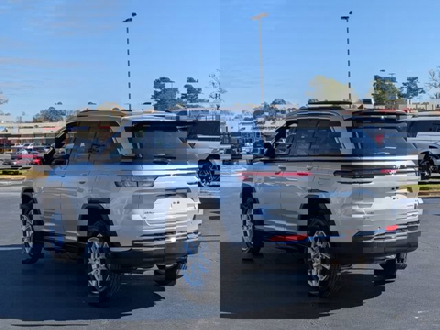 Used 2024 Jeep Grand Cherokee Laredo X image 4