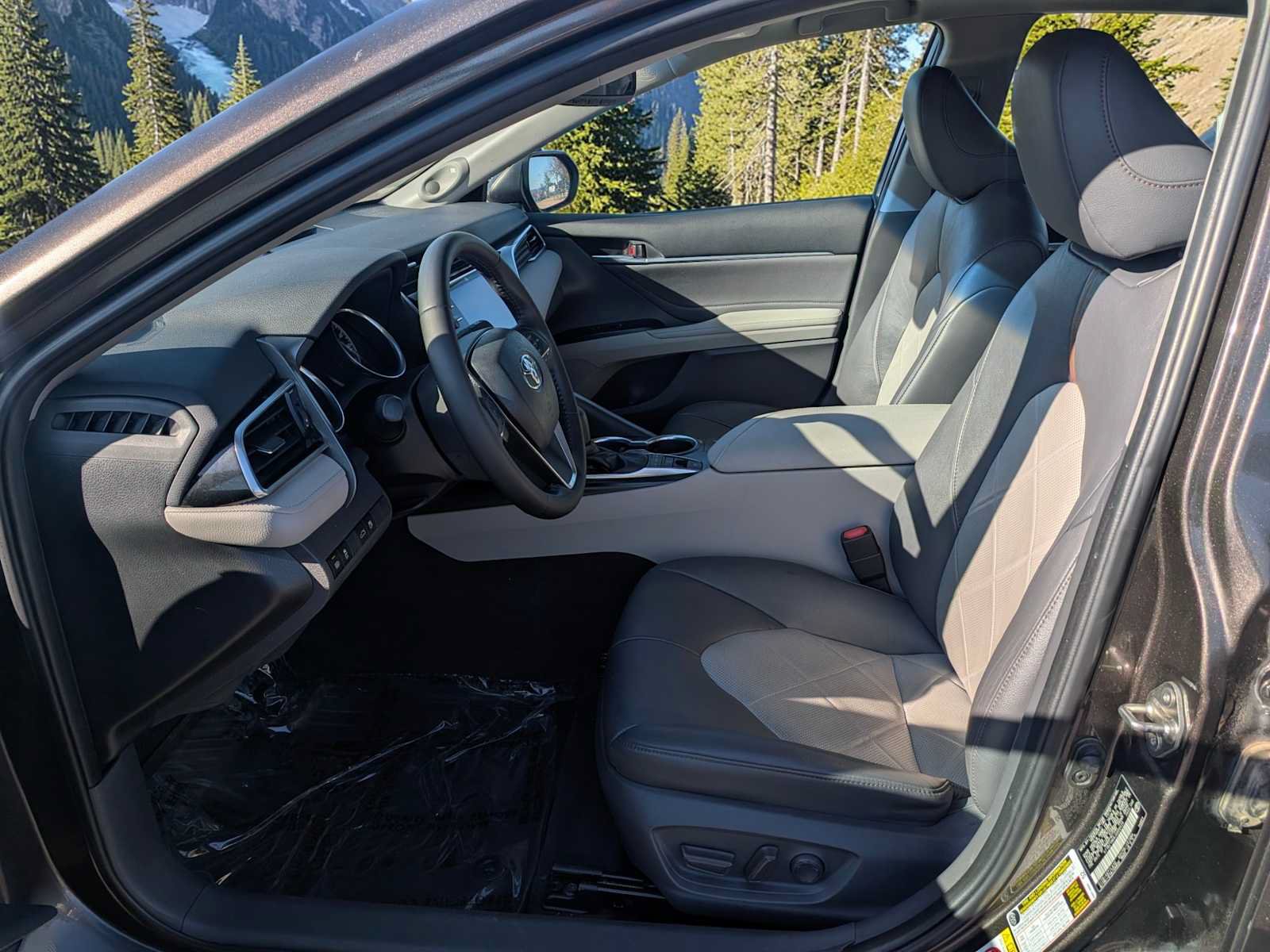 Used 2018 Toyota Camry XLE FWD image 13