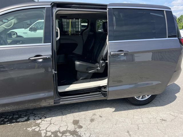 Used 2023 Chrysler Pacifica Touring-L FWD image 19