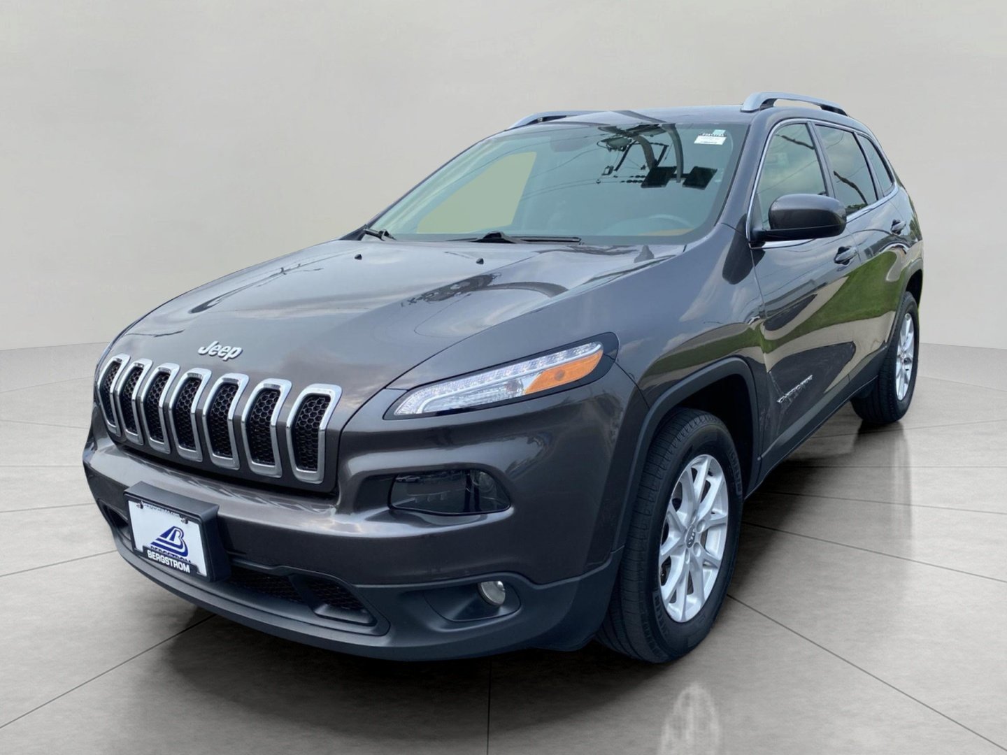 Used 2018 Jeep Cherokee Latitude Plus w/ Cold Weather Group AWD/4WD image 3
