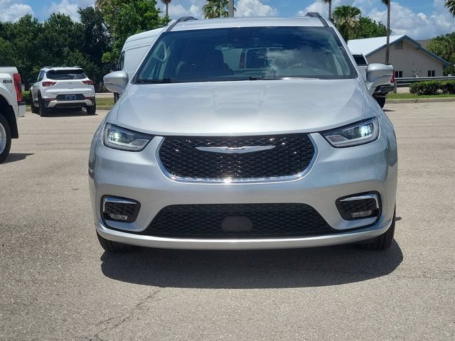 Used 2022 Chrysler Pacifica Touring-L AWD/4WD image 2